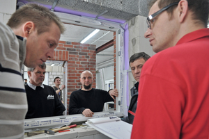  In dem vor kurzem in Meldorf eröffneten Trainingscenter können Handwerk die Montage von Fenstern und Türen am konkreten Objekt übenFotos: Aldra 