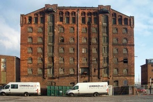  Vor der Sanierung waren die Öffnungen in der Backsteinfassade des Thormann-Speichers noch mit hölzernen Luken verschlossenFoto: Mai Architekten 