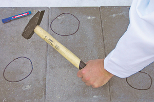  Betonoberflächen können mit einem Hammer auf Hohllagen untersucht werden. So lässt sich ermitteln, an welchen Stellen der Untergrund fehlerhaft ist 