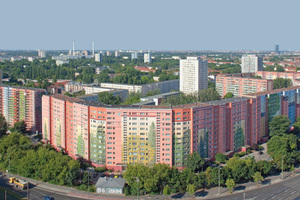  Die im August dieses Jahres von der Dekorative City abgeschlossene Malerei auf der Fassade eines WBS 70/11 Plattenbaus in BerlinFriedrichsfelde ist mit 22 000 m2 das größte bewohnte Wandbild der Welt 