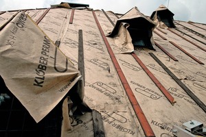  Auch die Dächer und Wangen der Dachhäuschen wurden entsprechend mit der Schalungsbahn abgedeckt<br /> 