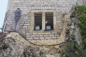  Am Schloss Uhenfels stellte die Dengl-Bau GmbH mit Sandsteingewänden im Natursteinmauerwerk nach historischem Vorbild eine neue Fensteröffnung her 