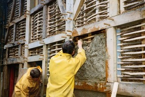  Daneben: Für das Flechtwerk wird biegsames Holz verarbeitet, das abwechselnd von rechts und von links verflochten werden muss 