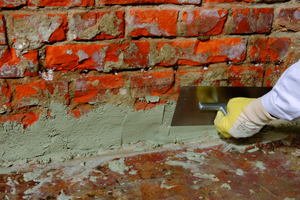  Der Fußpunkt der Mauer wird mit dem Hohlkehlenspachtel vorgeschlämmt, die Kehlnut ausgespachtelt
 