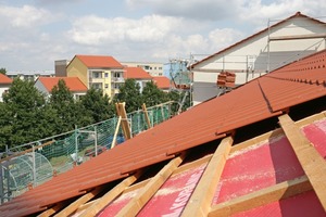  Rechts: Nach und wird die Siedlung wohnlicher gestaltet. Häuser mit Steildächer haben mehr Akzeptanz als Plattenbauten 