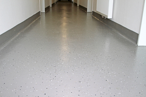  Die Fußböden der Flure und Zimmer sind mit Epoxidharz mit Einflockung beschichtet 