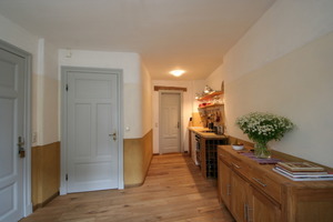  Das Wohnzimmer mit Küche in der Ferienwohnung im Erdgeschoss<br /> 