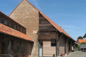  Alte und neue Holzarchitektur verbindet sich an der Großen Scheue auf dem Gelände das Kloster Drübek in hervorragender Art und Weise 