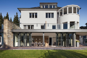  Nach dem Umbau eines Herrenhauses aus den 1960er Jahren lässt sich die Südfassade im Erdgeschoss auf einer Länge von 10 m dank moderner Glas-Faltwände zum Garten hin öffnenFoto: Solarlux 