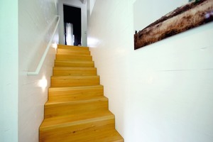  Daneben: Die weiß gestrichenen Innenwände lassen im gesamten Haus die Holzstruktur durchscheinen<br /> 