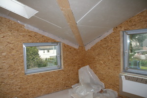  In das Elternschlafzimmer unterm Dach der Erweitrung knickt die Dachfläche hinein 