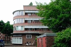  Bei einem benachbarten Laubenganghaus wurde mit finanzieller Unterstützung der Stadt eine echte Ziegelschale vor die alte Backsteinwand gemauert 