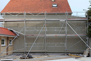  Durch ihre vor der Neugestaltung strukturlose Flächigkeit engt die Wand des Nachbarhauses das Blickfeld ein und wirkt dominierend 