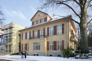  Das ursprüngliche Erscheinungsbild der Villa Luise in Aachen wurde im Rahmen einer Sanierung weitgehend originalgetreu wiederhergestellt, der Anbau hingegen bewusst modern gestaltet 