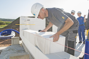  Thomas Schwarzmann, Redakteur der bauhandwerk, und Thomas Wieckhorst, Chefredakteur der bauhandwerk, arbeiten im Herbst 2014 am Musterhaus der Firma Reger Bau auf der Baustelle in Wernberg mit Foto: Thomas Wieckhorst 