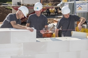  bauhandwerk-Redakteure Bauen auf einer Ytong-Baustelle in Wernberg mit 