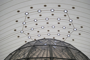  Je 1,20 m groß sind die Flachdach Lichtkuppeln. Im Notfall halten Stahlseile die zusammenfallende Dachmembran  