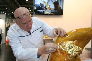  Auflegen von Blattgold auf einer Skulptur am Stand der Noris Blattgoldfabrik 