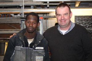  Ebrima Jallow (links) ist im zweiten Jahr seiner Maurerlehre. Sein Chef Jörn-Uwe Plaß (rechts) will ihn nach bestandener Ausbildung übernehmen 
Foto: Stephan Thomas 