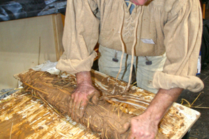  Lehmbauer Thomas Küstner aus Wangelin stellt auf dem Stand des Lehmmuseums Gnevsdorf Strohlehmwickeln in traditioneller Handwerkstechnik herFotos: Thomas Schwarzmann und Thomas Wieckhorst 