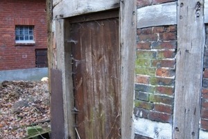  Die originale Stalltür an der Giebelseite war zum Zeitpunkt der Sanierung nicht mehr vorhanden. Hier setzten die Handwerker stattdessen Isolierglas ein
Foto: Fachwerkstatt Drücker &amp; Schnitger 