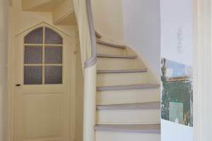  Eingangsbereich im Firmensitz in Viersen : Historische Mettlacher-Fliesen, Türe und Treppe. Rechts: „Zeitfenster“, bauzeitliche Wandmalerei 