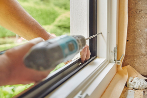  Löcher bohren und Fensterrahmen verschrauben 