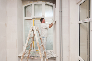  Auch in den tiefen Fensterleibungen brachten die Maler die Mineraldämmplatten an 