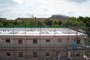  Blick auf eines der Pultdächer mit bereits verlegter Evalon Solar als dachintegrierte PV-Anlage 