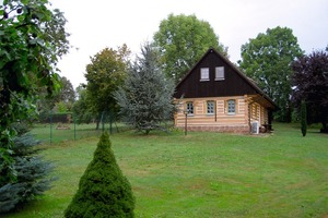  Bild 1 &nbsp;+ Bild 2Die Außenansicht des Hauses vor und nach der Sanierung. Die Lücken sind geschlossen, die energetische Sanierung abgeschlossen 