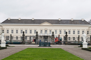  Gartenseite des Mitte Januar eröffneten Schlosses Herrenhausen in Hannover 