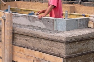  Auf Höhe der Geschossdecken wird ein Ringbalken aus Stahlbeton mit eingebaut 