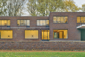  Große Fenster öffnen nach Süden hin die Ziegelfassade des von Ludwig Mies van der Rohe in Krefeld entworfenen Hauses Lange 