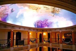  Das in Rabitztechnik im Foyer des Hotels Colosseo hergestellte Ellipsengewölbe geht in eine Lichtvoute über, die das Gemälde auf dem Gewölbe beleuchtet 