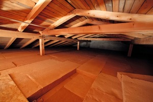  Im Zuge der Sanierung wurden die obersten Geschossdecken von 17 Häusern mit 11 000 m2 Holzfasermatten in zwei Lagen gedämmtFotos: Homatherm / Andi Schmid 