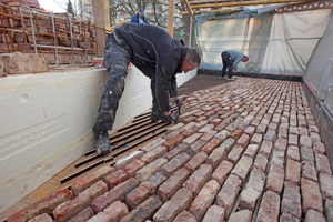  Für die Untersicht des Erkers verwendeten die Mauer wie beim Gewölbe eine Holzschalung, auf der sie die Ziegel zunächst mit 1,5 cm breiten Fugenleisten trocken verlegten und später grob vermörtelten 