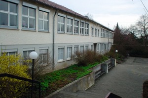  Vorher (links) und nachher (recht): Die Theodor-Heuss-Schule in Schwäbisch Gmünd erhielt im Zuge der Sanierungsarbeiten nicht nur ein weiteres Geschoss, sondern auch ein WDVS, neue Fenster und eine neue Heizungsanlage 