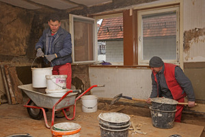  Handwerker legen den Sockel des „Spitals“ frei Fotos: Robert Mehl 