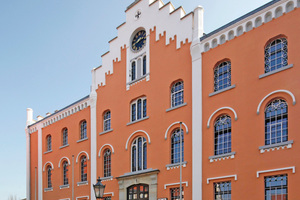  Vom Marktplatz aus führt eine doppelarmige Freitreppe zum Hauptportal des Rathaus Hofgeismar mit seinem Treppengiebel und Glockentürmchen – architektionische Details, die elegant weiß abgesetzt wurden Fotos: Caparol Farben Lacke Bautenschutz/Claus Graubne 