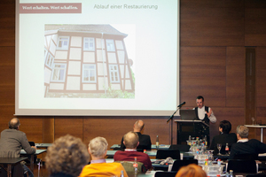  Guido Kramp, Präsident des Verbandes Restaurator im Handwerk,&nbsp; bei einem Vortrag im Rahmen des bauhandwerk-Fachforums Ende 2012 in Hamburg
 