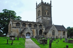  Energieeffizientes Baudenkmal – so geht’s: Die fast 900 Jahre alte Kirche St. Michael and All Angels in Withington ist Englands erste „Zero Carbon Church“ mit einer Hightech-Photovoltaik-Installation auf dem Kirchendach, die man von unten nicht sehen kannFotos (2): Kyocera Fineceramics 