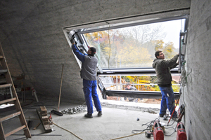  Rechts: Einbau der großformatigen Dachfenster 