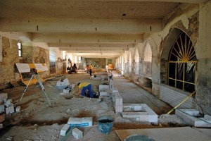  Im Erdgeschoss des Süd­flügels mauerten die Handwerker die einst 1,5 m dicke Innenwand, die den Kreuzgang (links) von den Refektorien (rechts) trennte, aus Kalksandsteinen wieder auf. Die Betondecke über den Refektorien bildeten sie als Rippenkonstruktion aus 