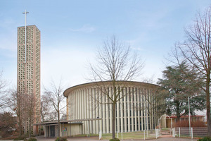  Die Mitte der 1950er Jahre nach Plänen des Mainzer Architekten Hugo Becker erbaute St. Michaelkirche in Viernheim 