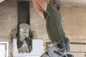  Die Fenstergewände wurden neu verputzt, damit die Fenster anschließend winddicht eingebaut werden konntenRechts daneben: Ummantelung eines Stahlträgers mit  Rippenstreckmetall 