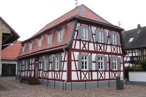  Das frisch renovierte denkmalgeschützte Fachwerkhaus in Neupotz. Es wurde 1778 erbaut und beherbergt heute ein Tabakmuseum  