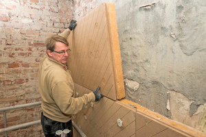  Auf der Innenseite der Backsteinaußenmauern befestigten die Handwerker ein Innendämmsystem aus Holzfaserplatten Fotos: Unger Diffutherm 