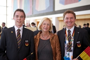  Stuckateurweltmeister Andreas Schenk, Bundesbildungsministerin Johanna Wanka und Teamchef der Suckateurnationalmannschaft Frank Schweizer bei der Abschlussfeier der WorldSkills 2013 