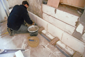  Die Innendämmung der Außenwand führten die Handwerker im Treppenhaus mit Mineralplatten von oben nach unten aus 