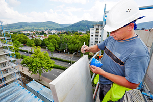  In die zuvor in die Jura-Fassadenplatten gebohrten Löcher wurde eine spezielle Mischung aus Fliesenkleber und Schnellzement eingebracht. Deren Konsistenz ist zum einen etwas feiner als die des Ankermörtels, zum anderen gewährleistet der Fliesenkleber eine 